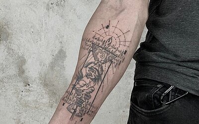 feines, abstraktes Geometric Tattoo auf dem rechten Unterarm