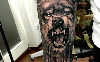 Wolf Tattoo auf dem Unterarm