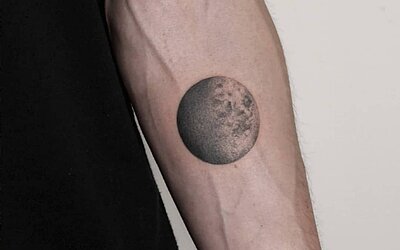 Mond Motiv als Tattoo auf dem Unterarm