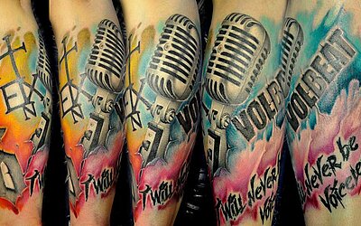Buntes Tattoo am Bein, Mikrofon, Volbeat, I will never be voiceless