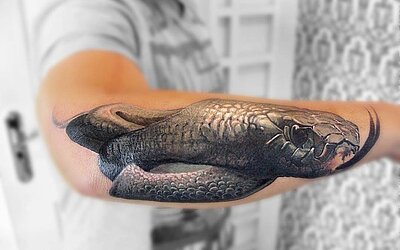 Schlangen Tattoo im Realistic Style auf dem Unterarm