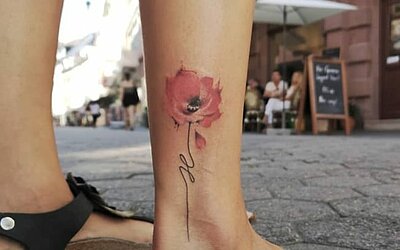 Blume im Watercolor Stil über dem Knöchel