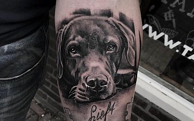 Hunde Porträt auf dem Unterarm im Black and Grey Stil