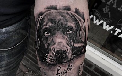 Retrato de perro en el antebrazo en estilo negro y gris