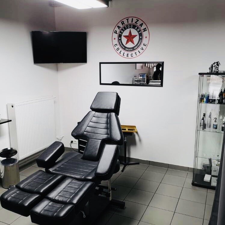 Der Arbeitsbereich mit einem professionellen Tattoo Stuhl