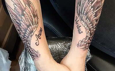 ein Flügel Tattoo jeweils auf den beiden Unterarmen