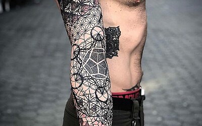 Geometric Tattoo Sleeve auf dem rechten Arm