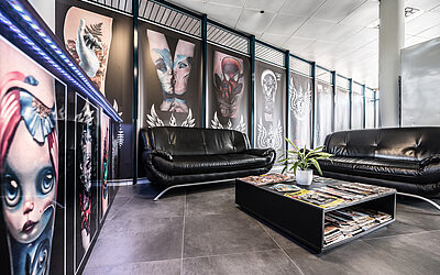 Zwei schwarze Ledercouches in dem Tattoo Studio
