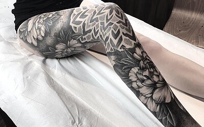 Dotwork Leg Sleeve in Black & Grey bei einer Frau