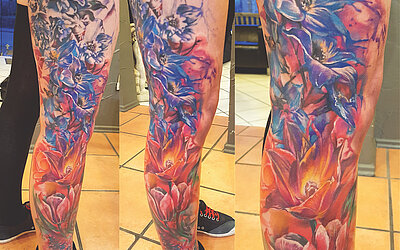 Beintattoo, Blumen, Farbe, rot, blau, lila, orange