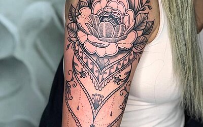 Mandala Tattoo Sleeve auf dem rechten Arm