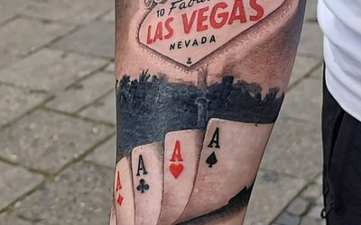 Las Vegas Schild und Spielkarten