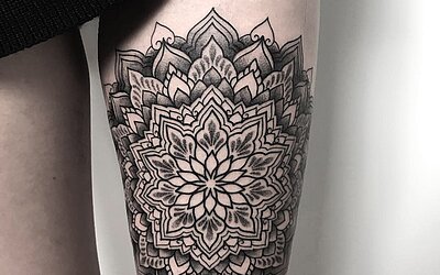 Ein Mandala Tattoo in Kombination mit Blackwork