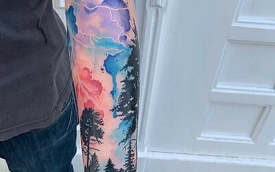 Watercolor Tattoo, Arm, Landschaft, bunte Blitze