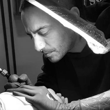 Der Tätowierer bei der Arbeit