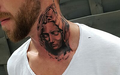 Ein Porträt Tattoo im Nacken und Hals eines Mannes auf der linken Seite
