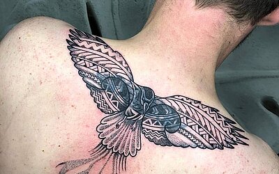 ein Tattoo im Nacken eines Mannes