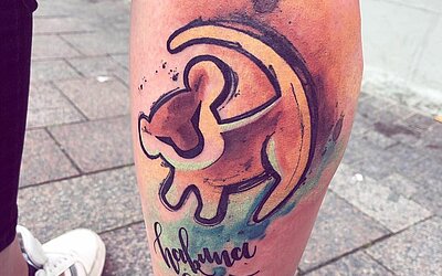 Die Höhlenmalerei aus König der Löwen mit der Schrift Hakuna Matata