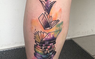 Fliegende Bücher im Watercolor Tattoo Stil