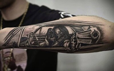 Armtattoo, Frauen im Auto mit Waffe