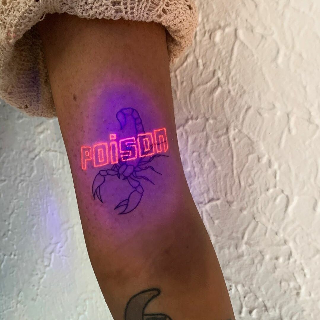 Les tatouages à encre fluorescente