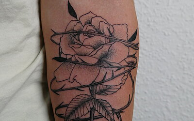 Blackwork, Rose, Stacheln, Armtattoo