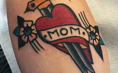 Heart with dagger and banner "MOM