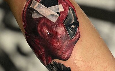 Deadpool Realistic Tattoo auf dem Arm