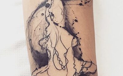 Elegantes Black Watercolor Tattoo in Form eines Fisches