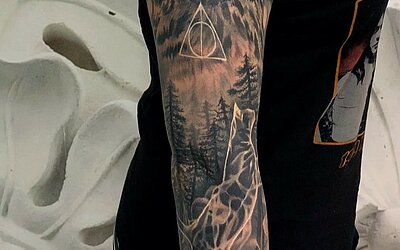 Black and Grey Tattoo Sleeve auf dem Arm