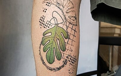 abstraktes und florales Motiv auf dem Unterarm