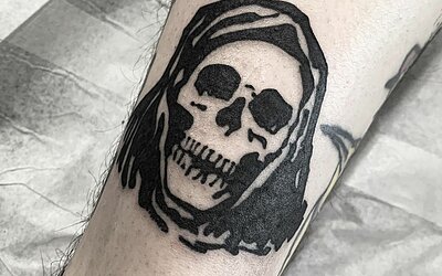 Blackwork Tattoo als Sensenmann