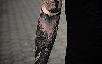 schwarzes Tattoo Sleeve auf dem rechten Arm