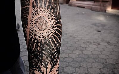 Tattoo Sleeve auf dem linken Arm 