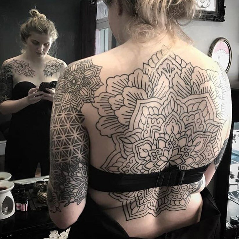 Blackwork Tattoos in reinem Schwarz