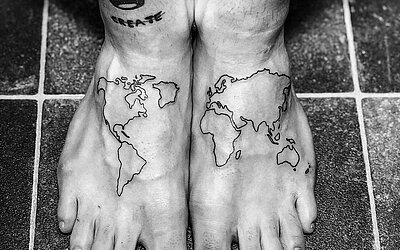 Weltkarte Umrisse auf den Füßen