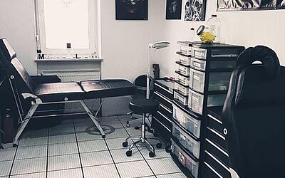 Der Arbeitsplatz in schwarz weißen Farben des Tattoo Studios
