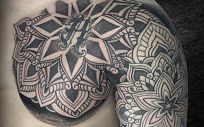 Mandala Tattoo auf der Brust und der Schulter