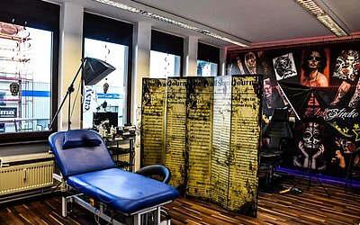 Das Tattoo Studio mit Arbeitsliege von innen