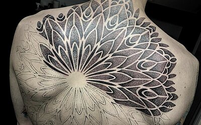 tatuaggio mandala incompiuto sulla schiena 