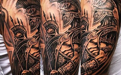Oberarm Tattoo mit einem Krieger im Profil in Rüstung
