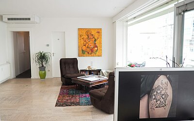 Wartebereich eines Tattoostudios