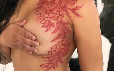 Florales rotes Tattoo