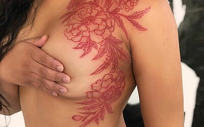 Tatouage floral rouge