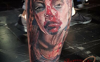 buntes Porträt Tattoo auf der Wade