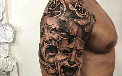 Masken, eine weint, eine lacht, Rosen, Schultertattoo