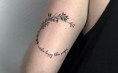 Fineline Tattoo als Kreis mit Blumen