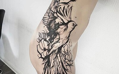 Blackwork Tattoo auf der Hüfte einer Frau