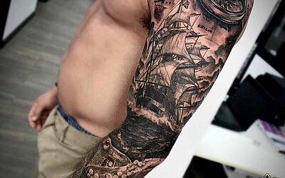 Black and Grey Sleeve Tattoo am Arm
