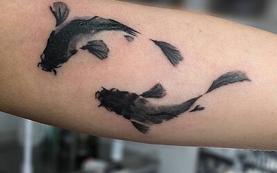 Zwei Koi Tattoos in schwarzem Watercolor Stil